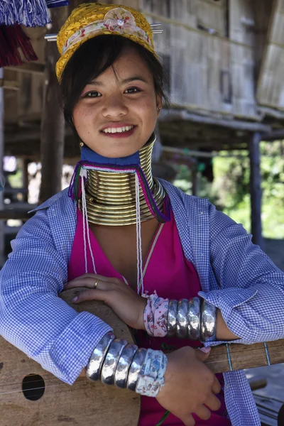Ταϊλάνδη, Τσιάνγκ Μάι, karen μακρύ λαιμό λόφο φυλή χωριό (baan tong lhoung), μακρύ λαιμό γυναίκα με παραδοσιακές φορεσιές. γυναίκες θέσει δαχτυλίδια ορείχαλκο στο λαιμό τους, όταν είναι 5 ή 6 ετών και αύξηση ου — Φωτογραφία Αρχείου