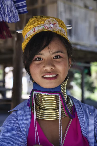Tajlandia, chiang mai, karen długą szyję wzgórzu wioski plemienia (baan tong lhoung), długą szyję kobiety w tradycyjnych strojach. kobiety umieścić pierścienie mosiężny na szyi, po 5 lub 6 lat i wzrost th — Zdjęcie stockowe
