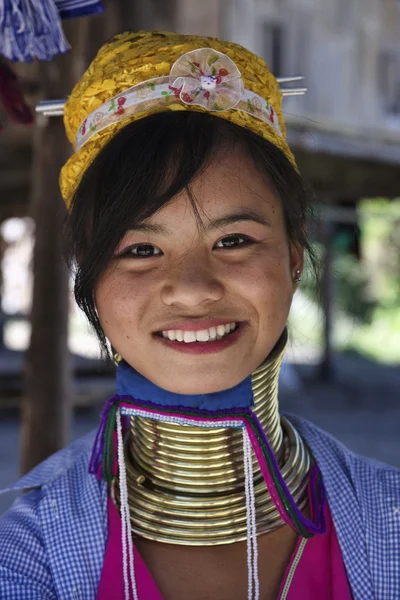 Thailand, chiang mai, karen long neck hill tribe village (baan tong lhoung), langhalsige Frau in traditionellen Trachten. Frauen legen sich Messingringe um den Hals, wenn sie 5 oder 6 Jahre alt sind und vermehren sich. — Stockfoto