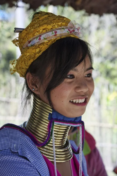 泰国，清迈，凯伦长长的脖子山部落村庄 (班通 lhoung），长长的脖子女人传统服饰。妇女把黄铜戒指放在他们的脖子上时他们是 5、 6 岁和增加 th — 图库照片