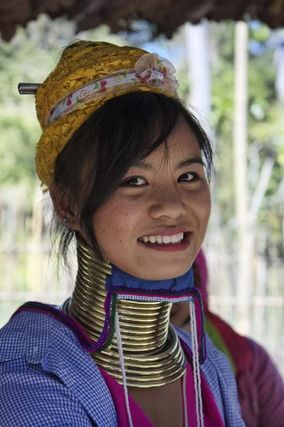 Thailandia, Chiang Mai, Karen Long Neck villaggio collina tribù (Baan Tong Lhascar), donna collo lungo in costumi tradizionali. Le donne mettono anelli di ottone sul collo quando hanno 5 o 6 anni e aumentano th — Foto Stock