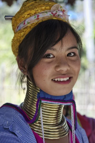 Thailand, chiang mai, karen long neck hill tribe village (baan tong lhoung), langhalsige Frau in traditionellen Trachten. Frauen legen sich Messingringe um den Hals, wenn sie 5 oder 6 Jahre alt sind und vermehren sich. — Stockfoto