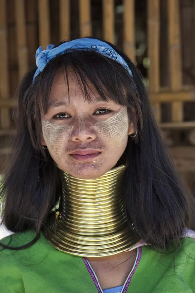 Thailand, Chiang Mai, Karen Long Neck hill tribe village (Baan Tong Lhoung), Long Neck woman in traditional costumes. Women put brass rings on their neck when they are 5 or 6 years old and increase th — Stock Photo, Image