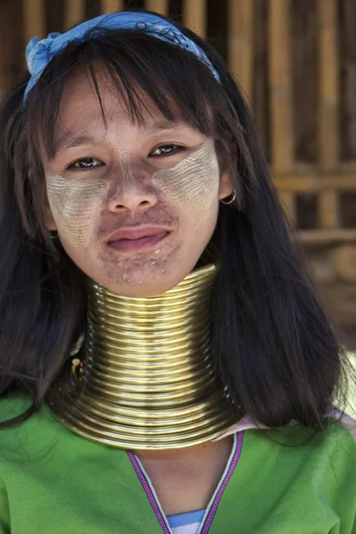 Tailândia, Chiang Mai, Karen Long Neck aldeia tribo colina (Baan Tong Lhoung), Mulher de pescoço longo em trajes tradicionais. As mulheres colocam anéis de latão em seu pescoço quando têm 5 ou 6 anos de idade e aumentam — Fotografia de Stock
