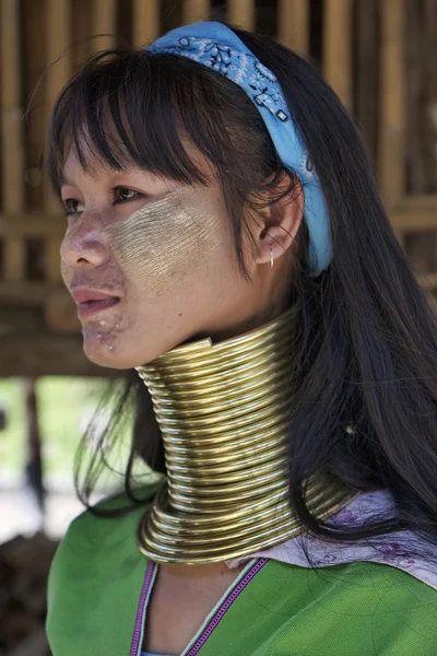 Tailandia, Chiang Mai, Karen Long Neck aldea de la tribu de la colina (Baan Tong Lhoung), mujer de cuello largo en trajes tradicionales. Las mujeres se ponen anillos de latón en el cuello cuando tienen 5 o 6 años y aumentan — Foto de Stock