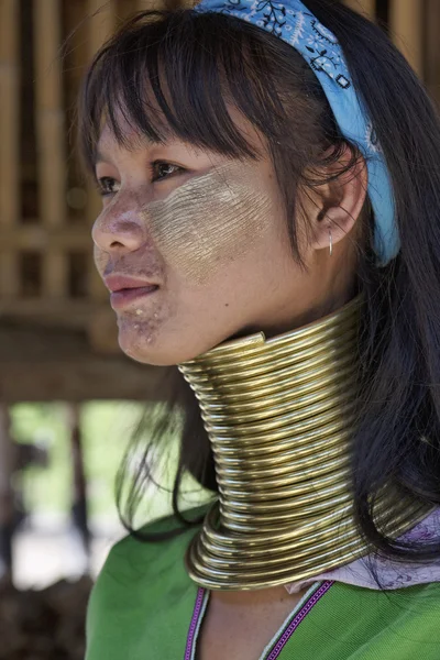Tailandia, Chiang Mai, Karen Long Neck aldea de la tribu de la colina (Baan Tong Lhoung), mujer de cuello largo en trajes tradicionales. Las mujeres se ponen anillos de latón en el cuello cuando tienen 5 o 6 años y aumentan — Foto de Stock
