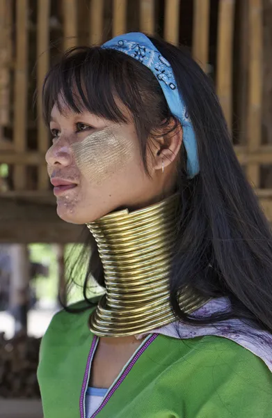 Thajsko, chiang mai, karen dlouhý krk hill pokolení vesnice (baan tong lhoung), dlouhý krk ženy v tradičních krojích. ženy dal mosazné kroužky na jejich krku, když jsou 5 nebo 6 let starý a zvýšit th — Stock fotografie