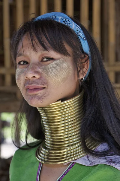 タイ、チェンマイ、カレン長い首の山岳民族の村 （バーン tong さん lhoung）、伝統的な衣装での長い首の女性。女性を置くブラスリングズ彼らの首は、5 歳か 6 歳と th を増加 — ストック写真