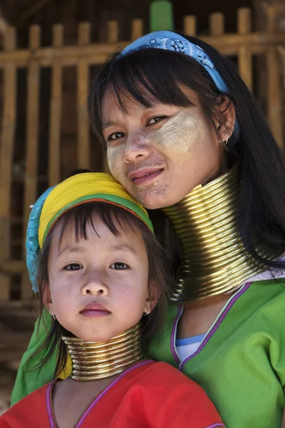 Thailand, chiang mai, karen lange nek heuvel stam dorp (baan tong lhoung), lange nek vrouw met haar kind in traditionele kostuums. vrouwen zetten koperen ringen op hun nek wanneer ze 5 of 6 jaar oud zijn — Stockfoto