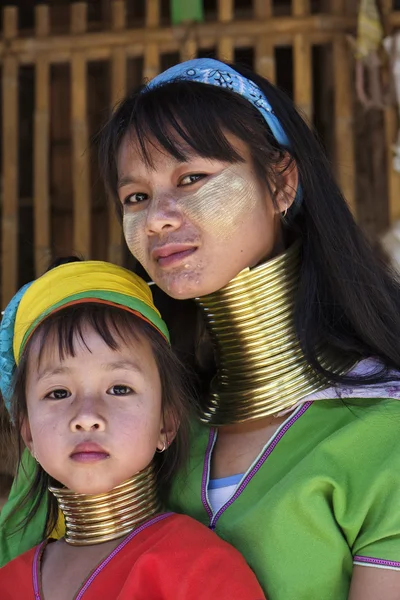 Thailand, Chiang Mai, Karen Long Neck hill tribe village (Baan Tong Lhoung), Long Neck woman with her child in traditional costumes. Women put brass rings on their neck when they are 5 or 6 years old — Stock Photo, Image
