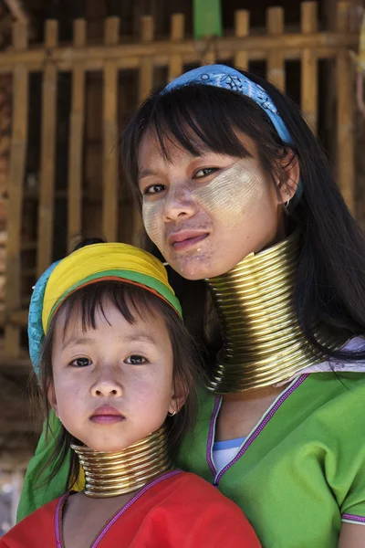 Tajlandia, chiang mai, karen długą szyję wzgórzu wioski plemienia (baan tong lhoung), długa szyja kobieta z dzieckiem w tradycyjne stroje. kobiety umieścić pierścienie mosiężny na szyi, gdy są one 5 lub 6 lat — Zdjęcie stockowe