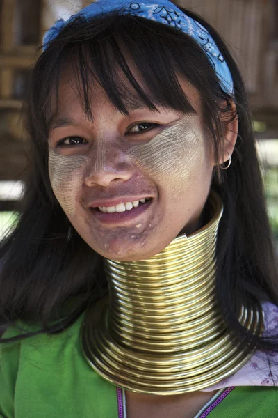 Thailand, chiang mai, karen lång hals backen stam byn (baan tong lhoung), lång hals kvinna i traditionella dräkter. kvinnor sätta mässing ringar på halsen när de är 5 eller 6 år gammal och öka th — Stockfoto