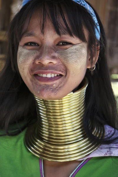 Thailand, chiang mai, karen lange nek heuvel stam dorp (baan tong lhoung), lange nek vrouw in klederdracht. vrouwen zetten koperen ringen op hun nek wanneer ze 5 of 6 jaar oud zijn en th verhogen — Stockfoto