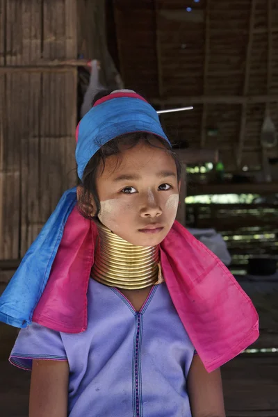 Thailand, Chiang Mai, Karen Long Neck hill tribe village (Baan Tong Lhoung), Long Neck young girl in traditional costumes. Women put brass rings on their neck when they are 5 or 6 years old and increa — Stock Photo, Image