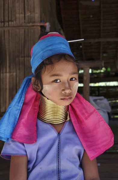 Tailandia, Chiang Mai, Karen Long Neck aldea de la tribu de la colina (Baan Tong Lhoung), Chica joven de cuello largo en trajes tradicionales. Las mujeres se ponen anillos de latón en el cuello cuando tienen 5 o 6 años y aumentan —  Fotos de Stock