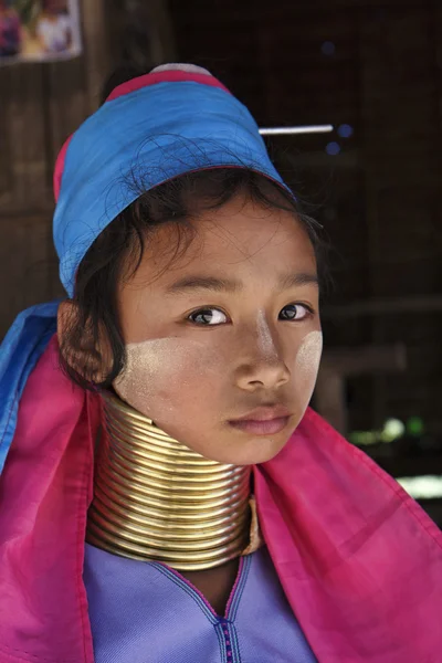 Tailandia, Chiang Mai, Karen Long Neck aldea de la tribu de la colina (Baan Tong Lhoung), Chica joven de cuello largo en trajes tradicionales. Las mujeres se ponen anillos de latón en el cuello cuando tienen 5 o 6 años y aumentan — Foto de Stock