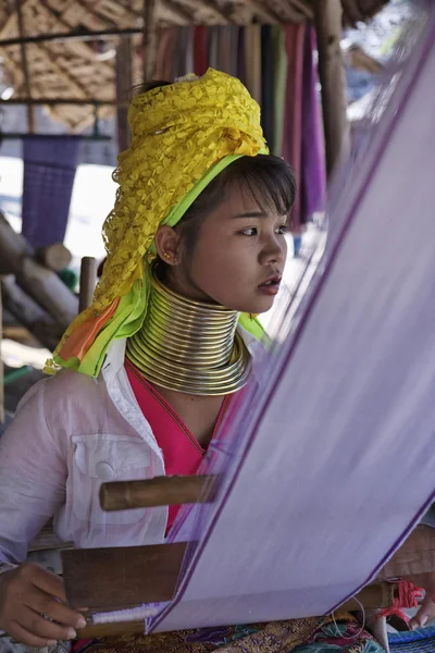 Tajlandia, chiang mai, karen długą szyję wzgórzu wioski plemienia (baan tong lhoung), długą szyję kobiety w tradycyjnych strojach. kobiety umieścić pierścienie mosiężny na szyi, po 5 lub 6 lat i wzrost th — Zdjęcie stockowe