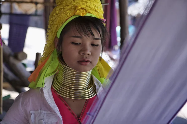 タイ、チェンマイ、カレン長い首の山岳民族の村 （バーン tong さん lhoung）、伝統的な衣装での長い首の女性。女性を置くブラスリングズ彼らの首は、5 歳か 6 歳と th を増加 — ストック写真