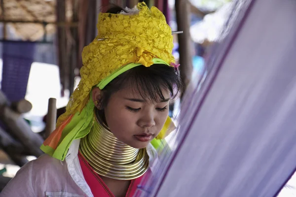 Tayland, chiang mai, karen uzun boyunlu tepe kabile Köyü (baan tong lhoung), uzun boyunlu kadın geleneksel kostümleri. Ne zaman onlar 5 veya 6 yaşında ve inci artırmak kadın pirinç halkalar kendi boynuna koy. — Stok fotoğraf