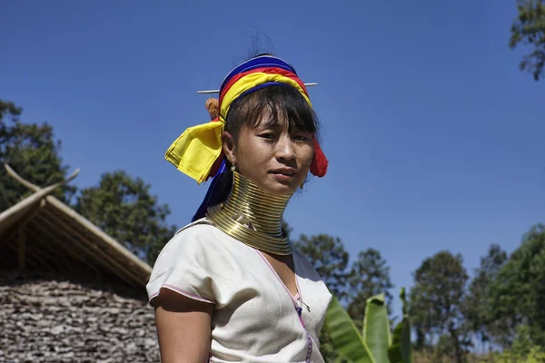 Thailand, Chiang Mai, Karen Long Neck hill tribe village (Baan Tong Lhoung), Long Neck woman in traditional costumes. Women put brass rings on their neck when they are 5 or 6 years old and increase th — Stock Photo, Image