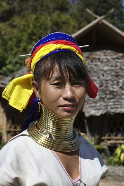 Thaïlande, Chiang Mai, Karen Long Neck hill tribe village (Baan Tong Lhagara), Long Neck woman in traditional costumes. Les femmes mettent des anneaux de laiton sur leur cou quand elles ont 5 ou 6 ans et augmentent th — Photo