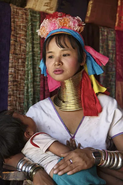 泰国，清迈，凯伦长长的脖子山部落村庄 (班通 lhoung），长长的脖子女人和她的孩子在传统服饰。妇女把黄铜戒指放在他们的脖子上时 5 或 6 岁 — 图库照片