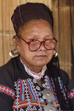 Tayland, Chiang Mai, Karen uzun boyunlu tepe kabile Köyü (Kayan Lahwi), Karen kadın