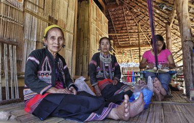 Tayland, chiang mai, karen uzun boyunlu tepe kabile Köyü (kayan lahwi), karen kadınlar