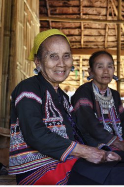 Tayland, chiang mai, karen uzun boyunlu tepe kabile Köyü (kayan lahwi), karen kadınlar