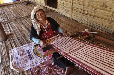 Tayland, Chiang Mai, Karen uzun boyunlu tepe kabile Köyü (Kayan Lahwi), Karen kadın