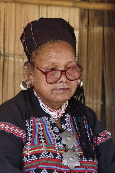 Thailand, Chiang Mai, Karen lång hals hill tribe village (Kayan Lahwi), Karen kvinna — Stockfoto