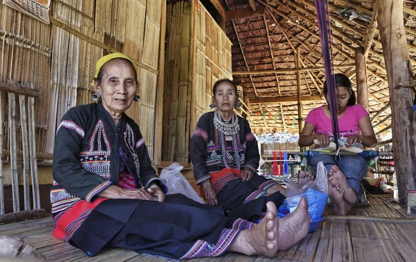 Tailandia, Chiang Mai, Karen Long Neck pueblo de la tribu de la colina (Kayan Lahwi), Karen mujeres — Foto de Stock