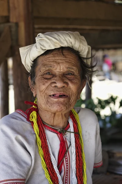 Thailand, Chiang Mai, Karen lång hals hill tribe village (Kayan Lahwi), Karen kvinna — Stockfoto