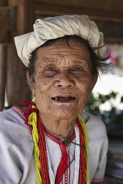 タイ、チェンマイ、カレンの長い首の山岳民族の村 (カヤン族 Lahwi) カレン女性 — ストック写真