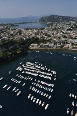 İtalya, campania, bacoli şehrin havadan görünümü ve iç lagoon (Napoli)