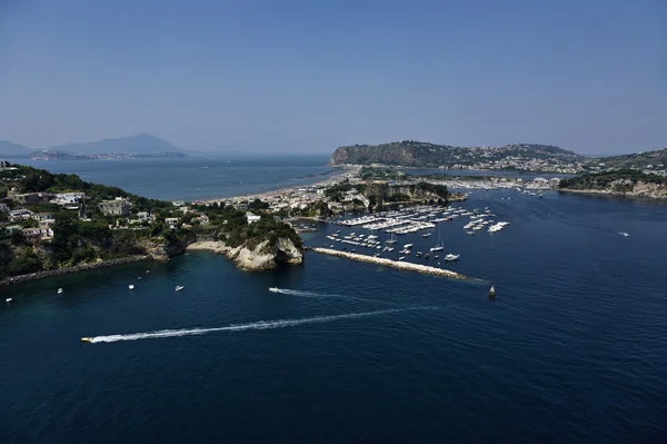 Italia, Campania, veduta aerea della città di Bacoli e della sua laguna interna (Napoli ) — Foto Stock