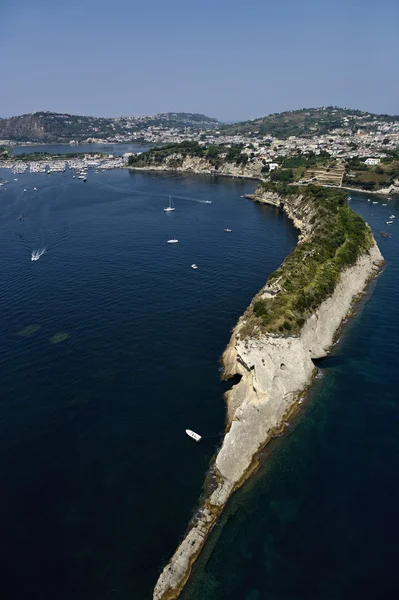 Italie, Campanie, vue aérienne de la ville de Bacoli et de sa lagune intérieure (Naples ) — Photo