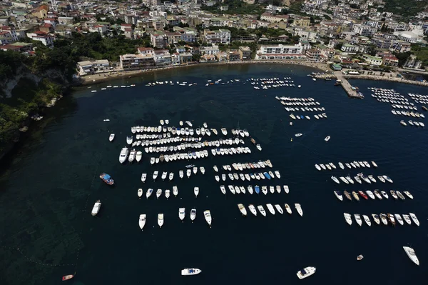 Italia, Campania, veduta aerea della città di Bacoli e barche nel porto (Napoli ) — Foto Stock