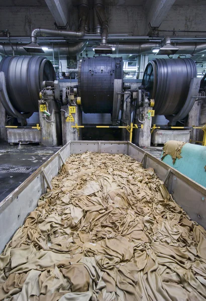 Italien, Neapel, Rindleder in einer Lederfabrik — Stockfoto