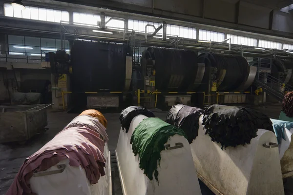 Italy, Naples, industrial, colored cow leather in a leather factory — Stockfoto