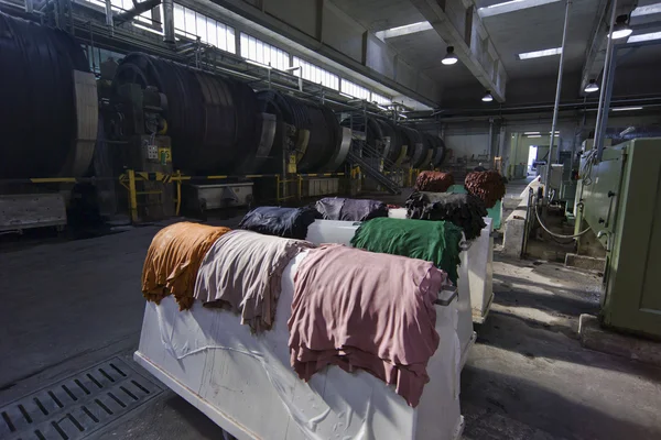 İtalya, Napoli, endüstriyel, inek deri deri fabrikasında — Stok fotoğraf