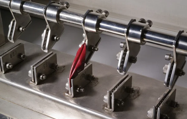 Italia, Napoli, sampel kulit sapi pada mesin uji peregangan di pabrik kulit — Stok Foto