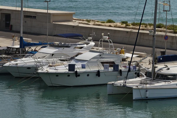 Włochy, Sycylia, Morze Śródziemne, marina di ragusa, zobacz luksusowych jachtów w marinie — Zdjęcie stockowe