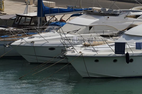 Italien, Sizilien, Mittelmeer, Yachthafen von Ragusa, Blick auf Luxusyachten im Yachthafen — Stockfoto