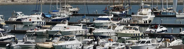 Italia, Sicilia, Mar Mediterráneo, Marina di Ragusa, vista panorámica de yates de lujo en el puerto deportivo — Foto de Stock