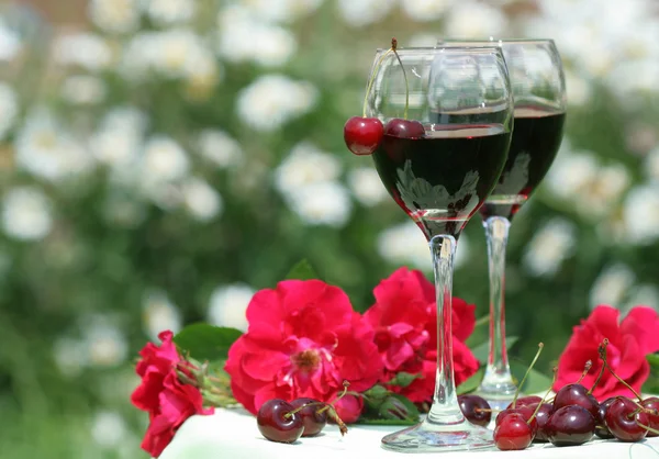 Φρέσκο κεράσι και κόκκινο κρασί — Φωτογραφία Αρχείου