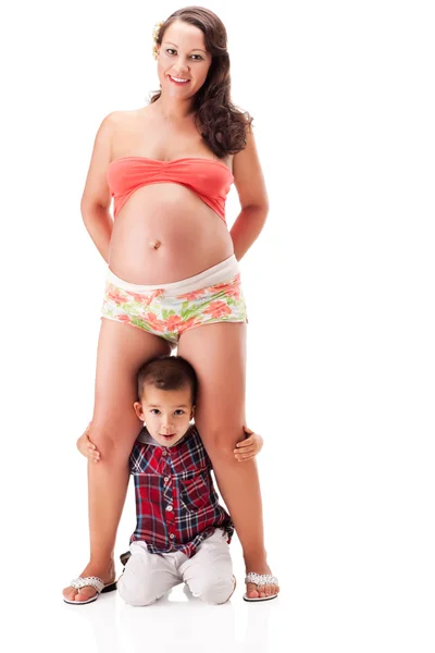 Беременная женщина и маленький мальчик — стоковое фото