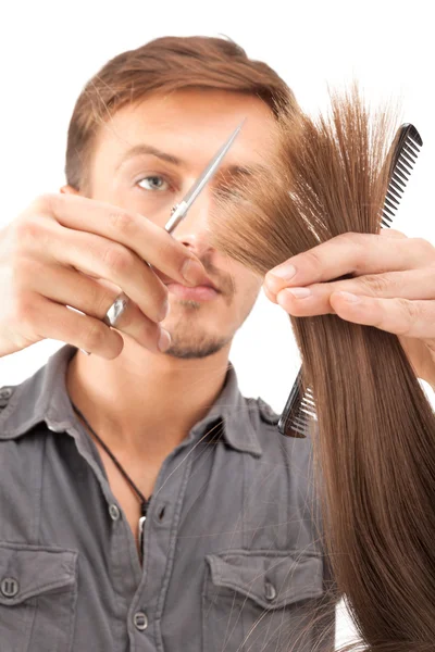 Профессиональный парикмахер с длинными волосами модели — стоковое фото