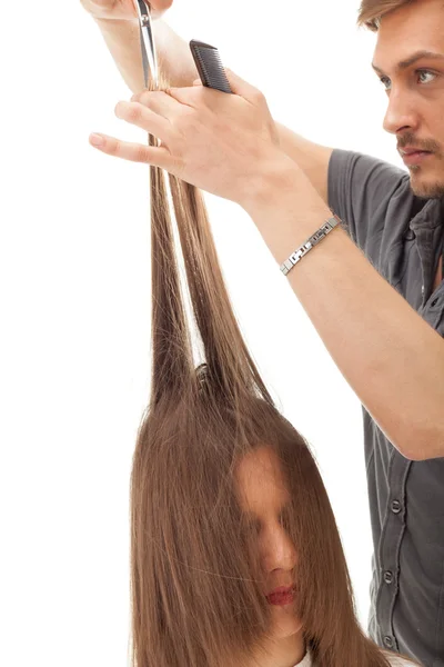 Coiffeur professionnel avec modèle de cheveux longs — Photo