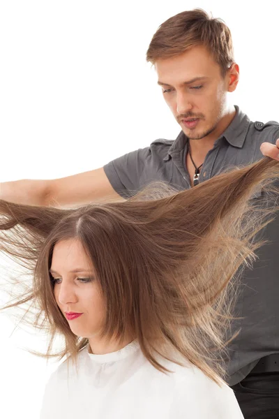 Parrucchiere professionista con modello di capelli lunghi — Foto Stock